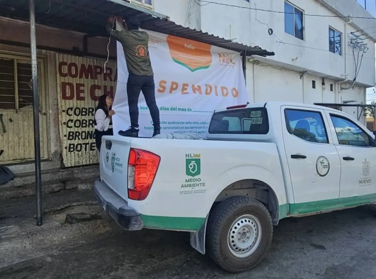 Personal de la nueva División Ambiental coloca un aviso sobre la suspensión temporal de una empresa. Foto: Facebook Secretaría de Medio Ambiente de Nuevo León