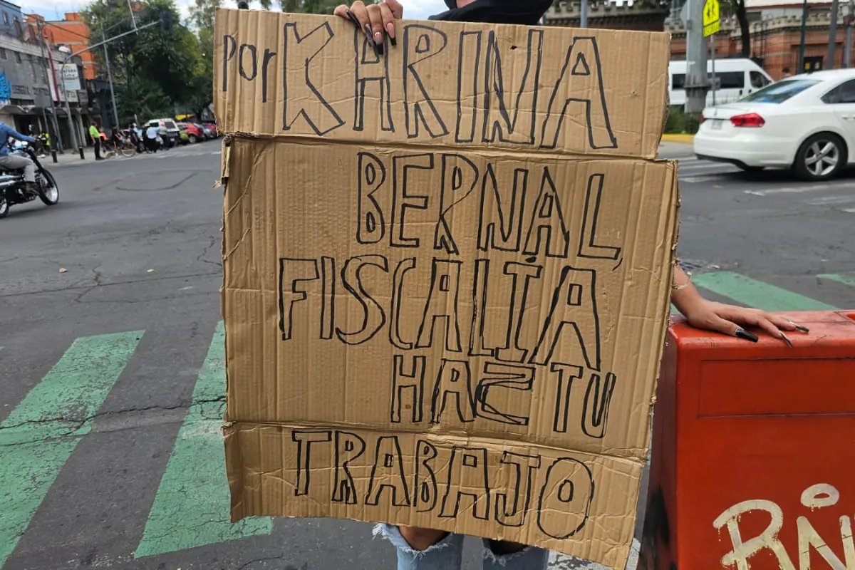 Pancarta de consigna por la búsqueda de Karina Bernal. Foto: Luis Antonio Alfaro