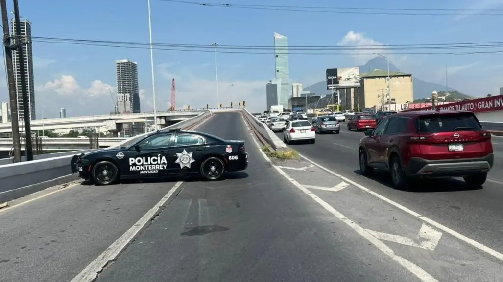 Fuga de agua en San Pedro paraliza el tráfico vial en avenida Constitución