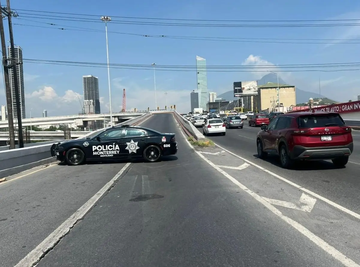 Se recomienda a los automovilistas tomar precauciones, salir con tiempo y mantenerse informados a través de redes sociales y medios oficiales. Foto: Gobierno de Monterrey.