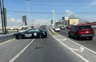 Fuga de agua en San Pedro paraliza el tráfico vial en avenida Constitución