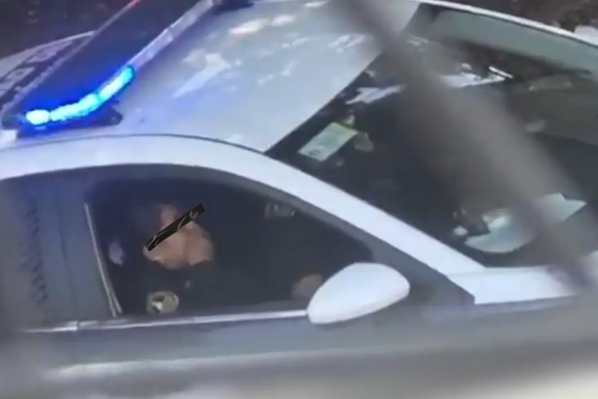 Policías de la SSC haciendo actos íntimos en una patrulla. Foto: Captura de pantalla | Canva