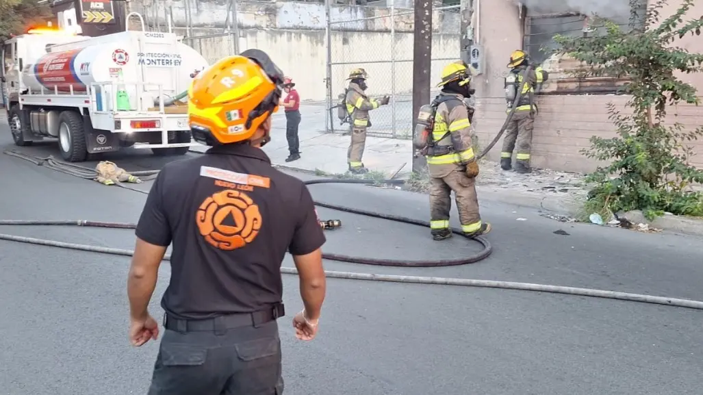 Incendio en edificio abandonado despierta alarma en el Centro de Monterrey