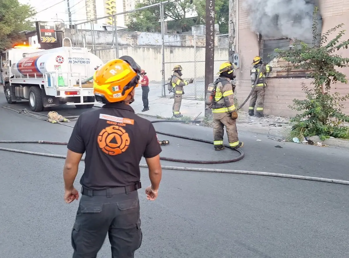 El caso del incendio del edificio abandonado en Monterrey refuerza la importancia de supervisar y clausurar de manera segura estos espacios para prevenir situaciones similares. Foto: Protección Civil de Monterrey.