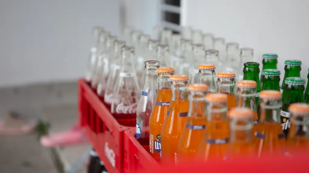 Desmantelan fábrica de refresco pirata en CDMX: ¿qué es el huachicol de bebidas?