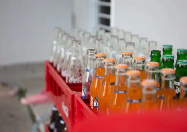 Desmantelan fábrica de refresco pirata en CDMX: ¿qué es el huachicol de bebidas?