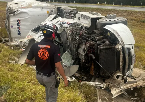 VIDEO | Volcadura de tráiler en Ciénega de Flores y provoca caos en la carretera a Laredo