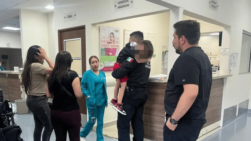 Policías de Monterrey salvan a niño de ahogarse