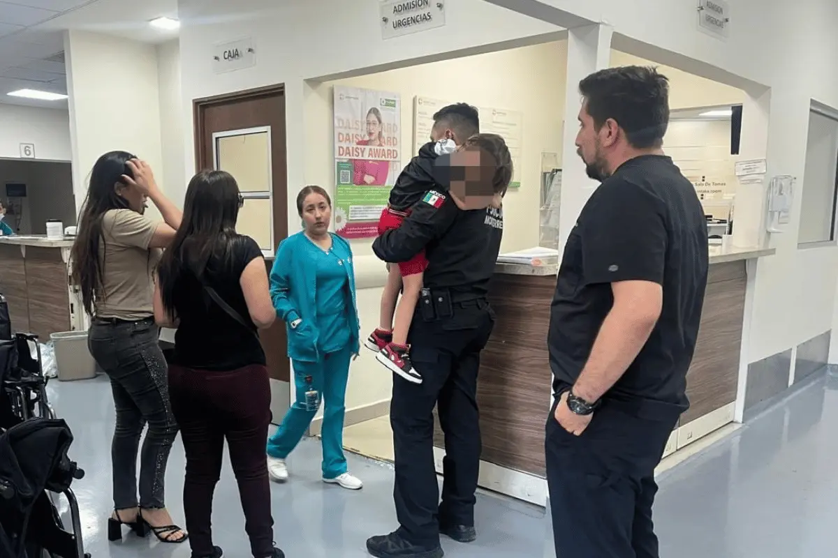 Los integrantes de la corporación municipal aplicaron maniobras de primeros auxilios para despejar las vías respiratorias del menor. Foto: Policía de Monterrey.