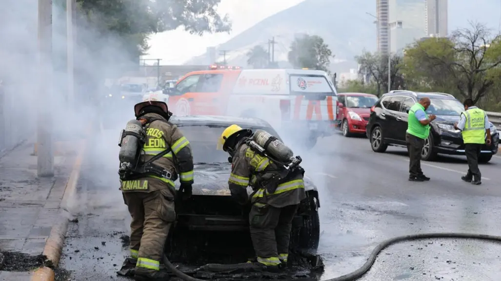 Automóvil se incendia en Monterrey y afecta vialidad