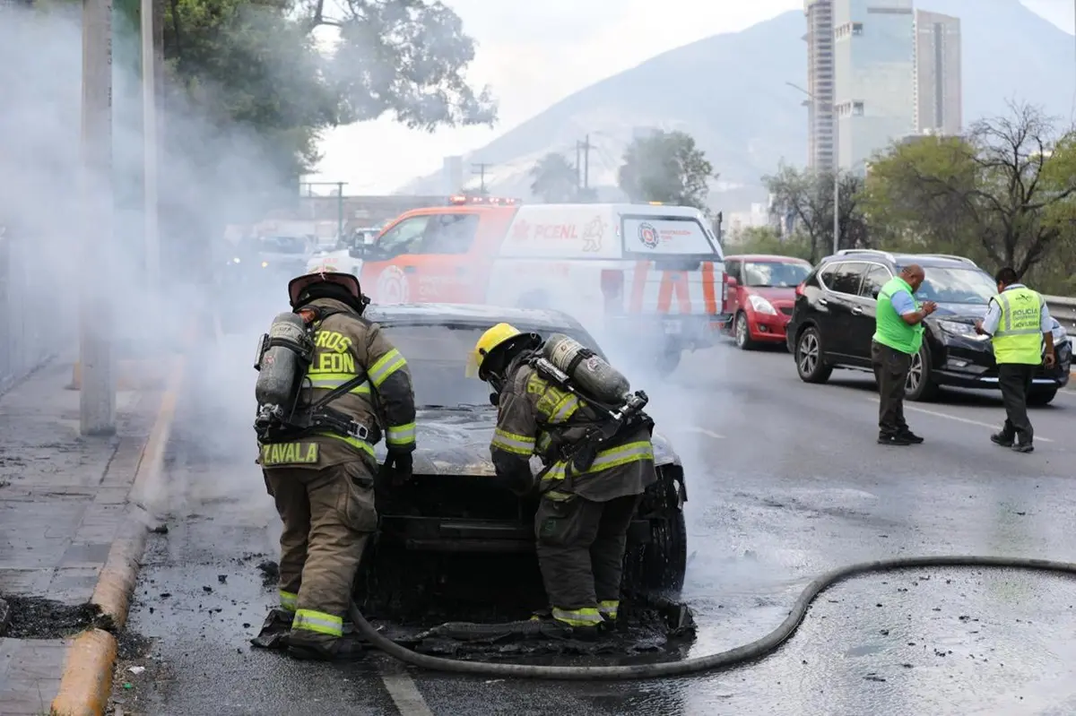 La circulación vehicular en Monterrey se vio afectada luego de que se registrara el incendio de un automóvil. Foto: PCNL