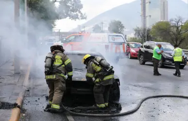 Automóvil se incendia en Monterrey y afecta vialidad