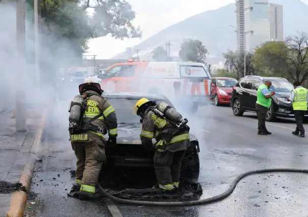 Automóvil se incendia en Monterrey y afecta vialidad