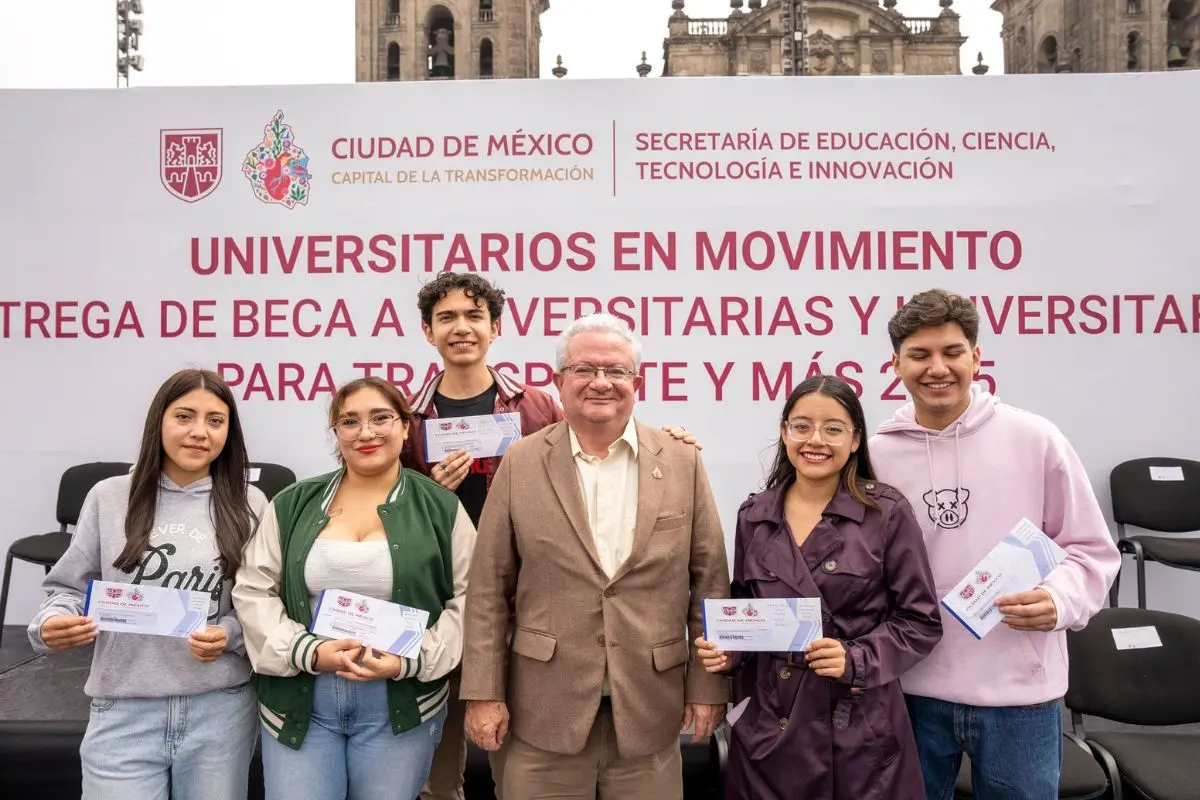 Estudiantes universitarios de CDMX recibiendo beca de transporte Foto: X (@SECTEI_CDMX)