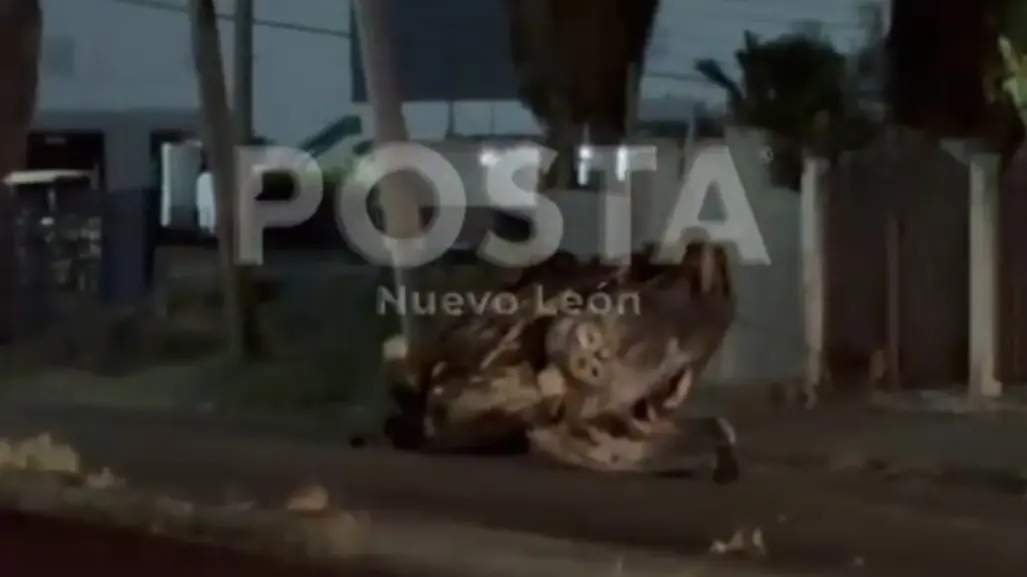 VIDEO | Choque carambola en Apodaca termina con autos volcados y 2 heridos