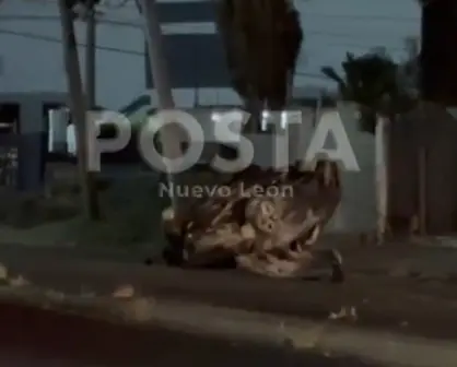 VIDEO | Choque carambola en Apodaca termina con autos volcados y 2 heridos