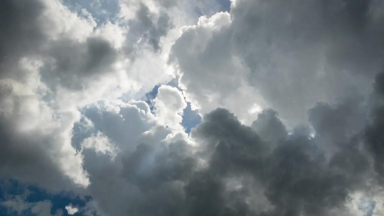 Cielo parcialmente nublado. Foto: Canva