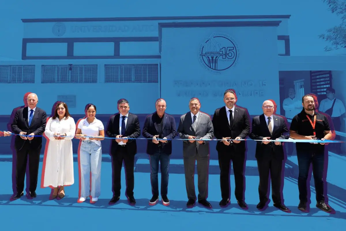 Autoridades municipales y universitarias cortando el listón de inauguración Foto: Canva