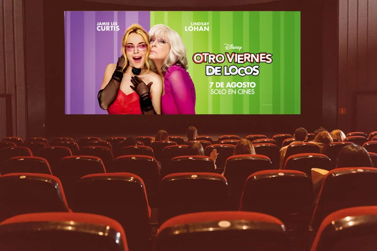 Sala de cine con portada de la película Otro viernes de locos Foto: Canva