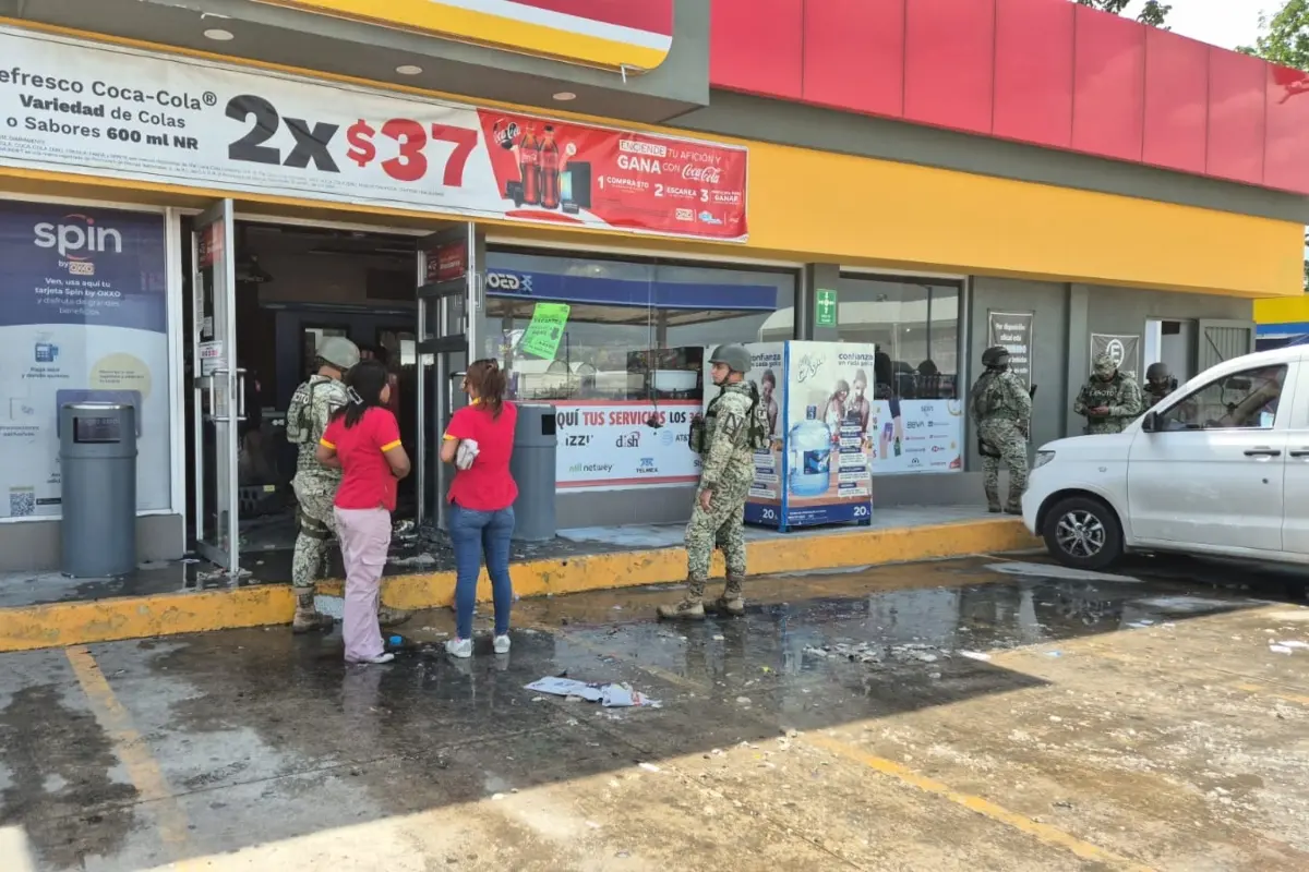 Elementos del ejército en tiendas de conveniencia Foto: Armando de la Rosa