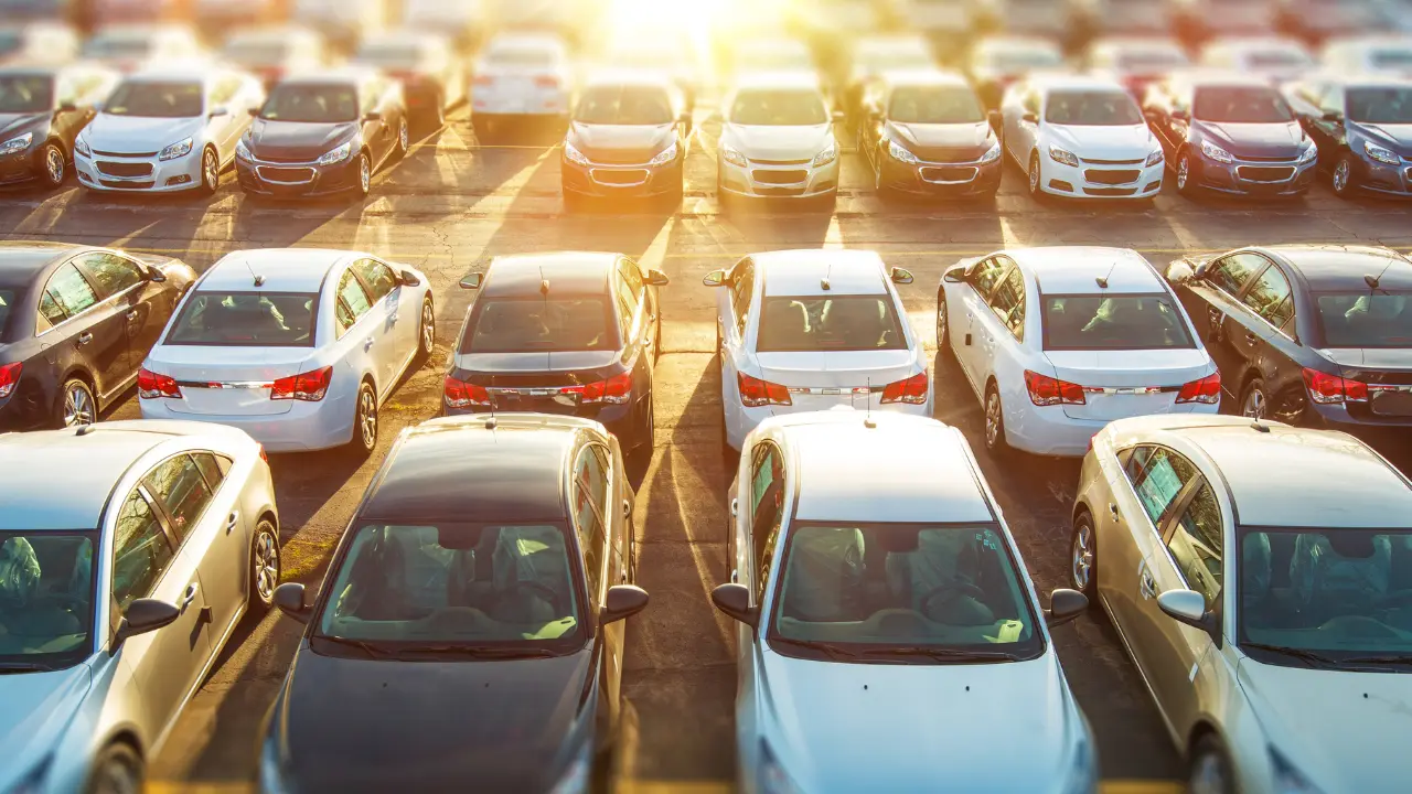 Autos estacionados. Foto: Canva