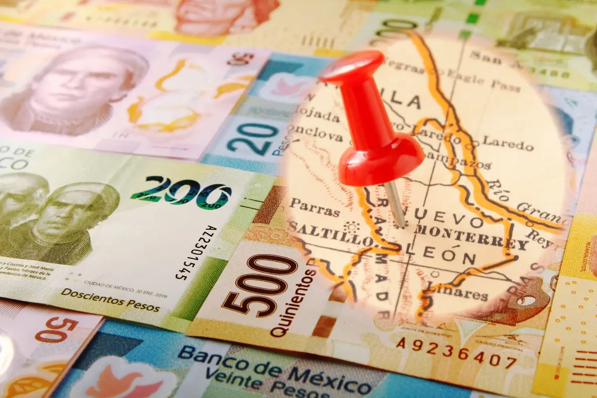 Mapa de Nuevo León y billetes. Foto: Canva
