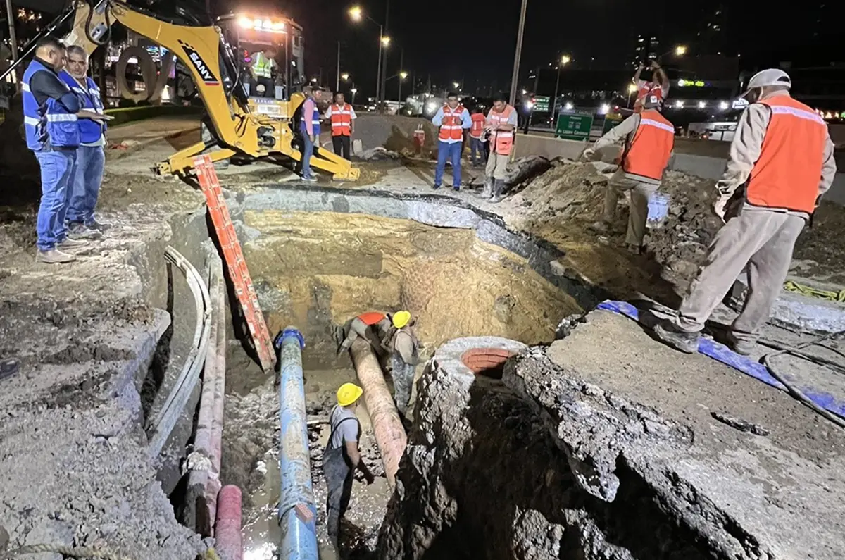 En la imagen personal de Agua y Drenaje de Monterrey reparan una fuga de agua en tubería de 12 pulgadas en la lateral de la avenida Lázaro Cárdenas, en la zona de Valle Oriente, del municipio de San Pedro Garza García. Foto: Facebook Agua y Drenaje de Monterrey