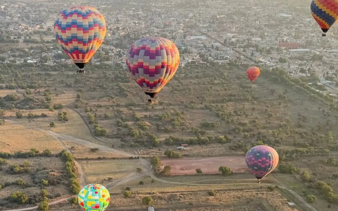 Globos Aerostáticos volando sobre Teotihuacán. Foto: FB/ Globos Aerostáticos Teotihuacán