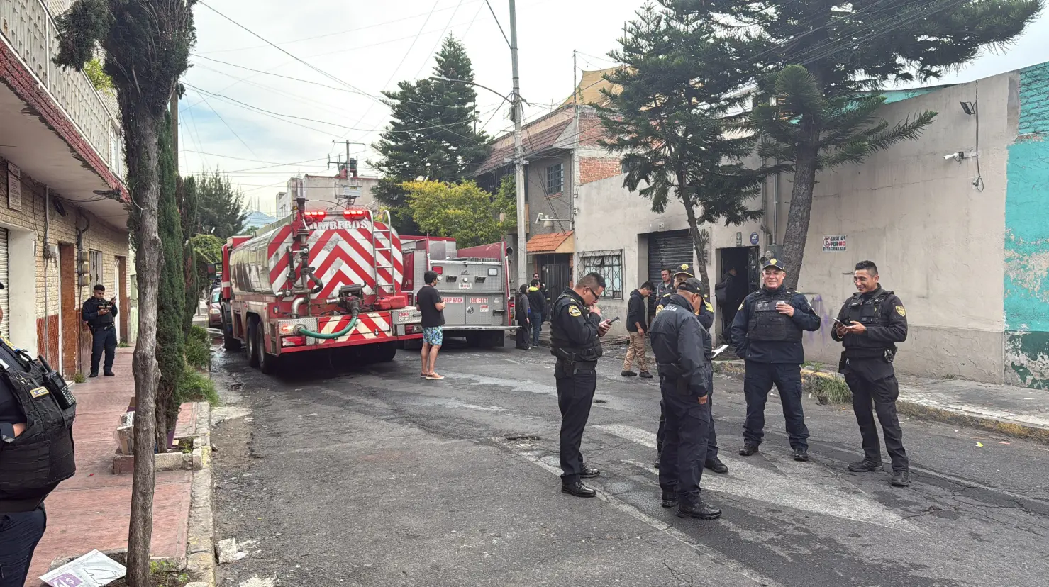 Bomberos atendiendo incendio en la Gustavo A. Madero.    Foto: Ramón Ramírez