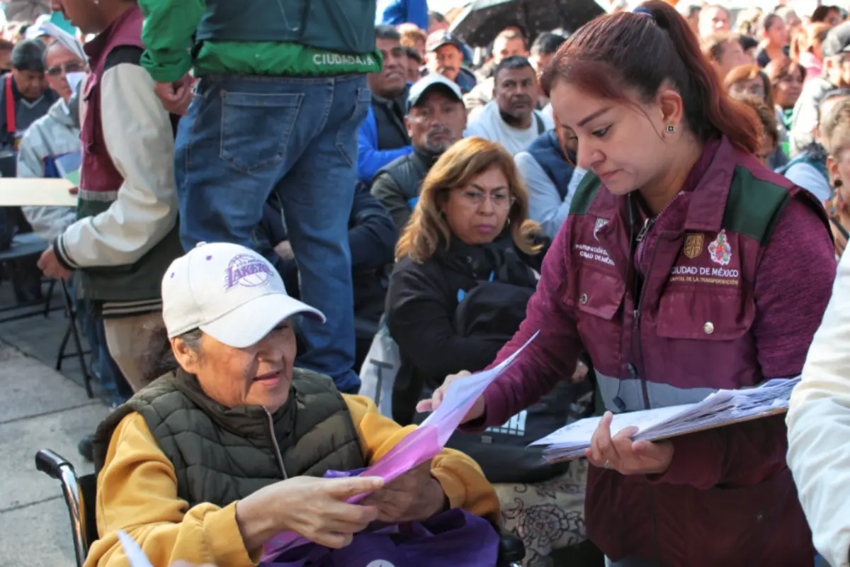 Entrega de tarjetas para el programa social Ingreso Ciudadano Universal.  Foto: X (@SEBIEN_cdmx)
