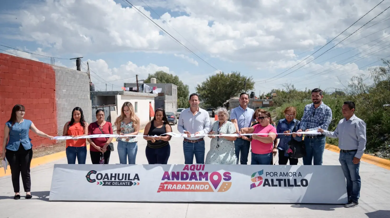 El alcalde Javier Díaz en el evento de pavimentación. (Fotografía: Gobierno de Saltillo)