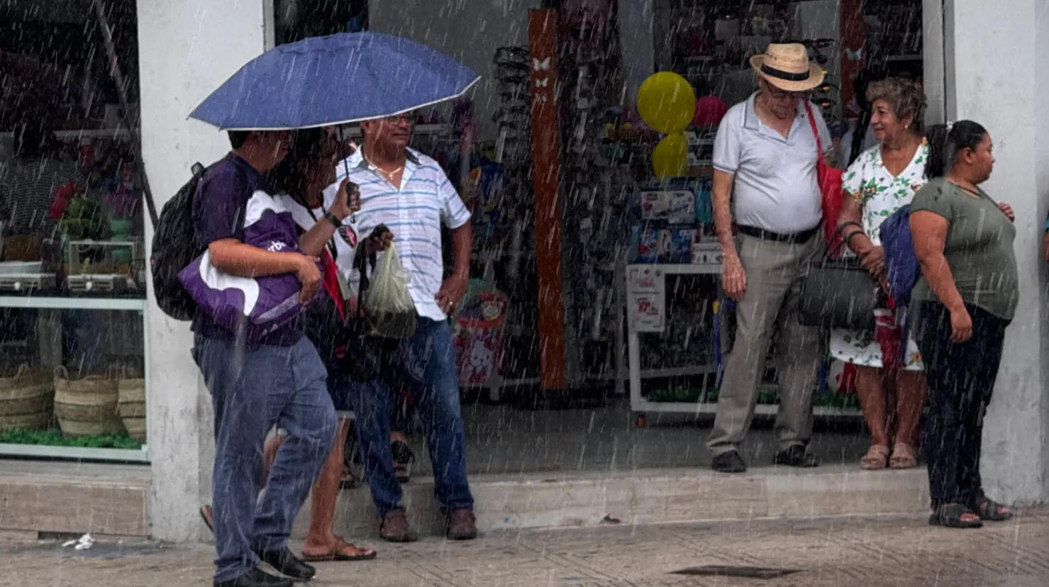 El territorio de la Península de Yucatán seguirá afectado por varias tormentas ante la presencia de la “Vaguada Maya”, además seguirá el calor.- Fuente Irving Gil