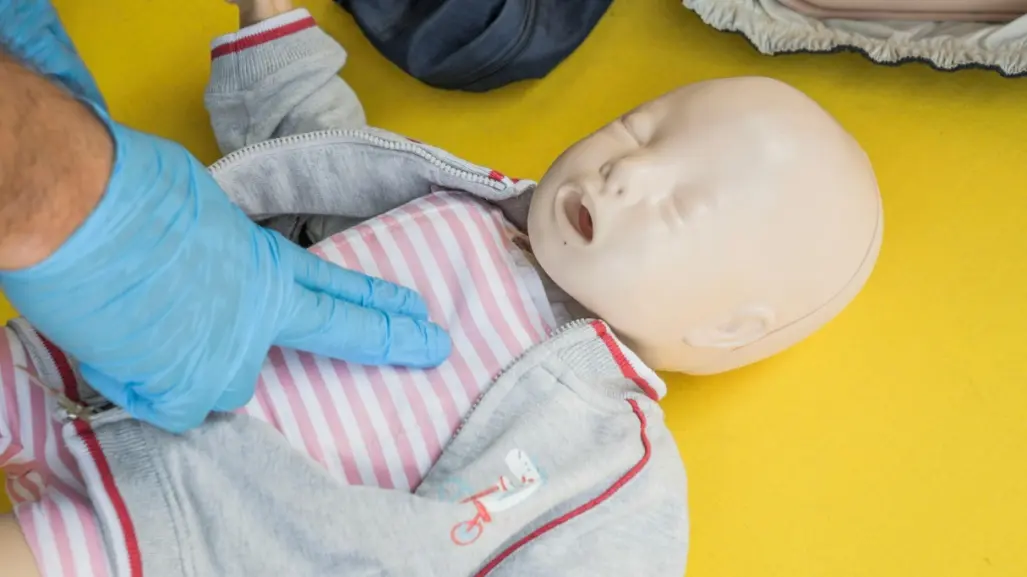 ¿Qué es la Maniobra de Heimlich y cómo salvar la vida de una persona que se está ahogando?