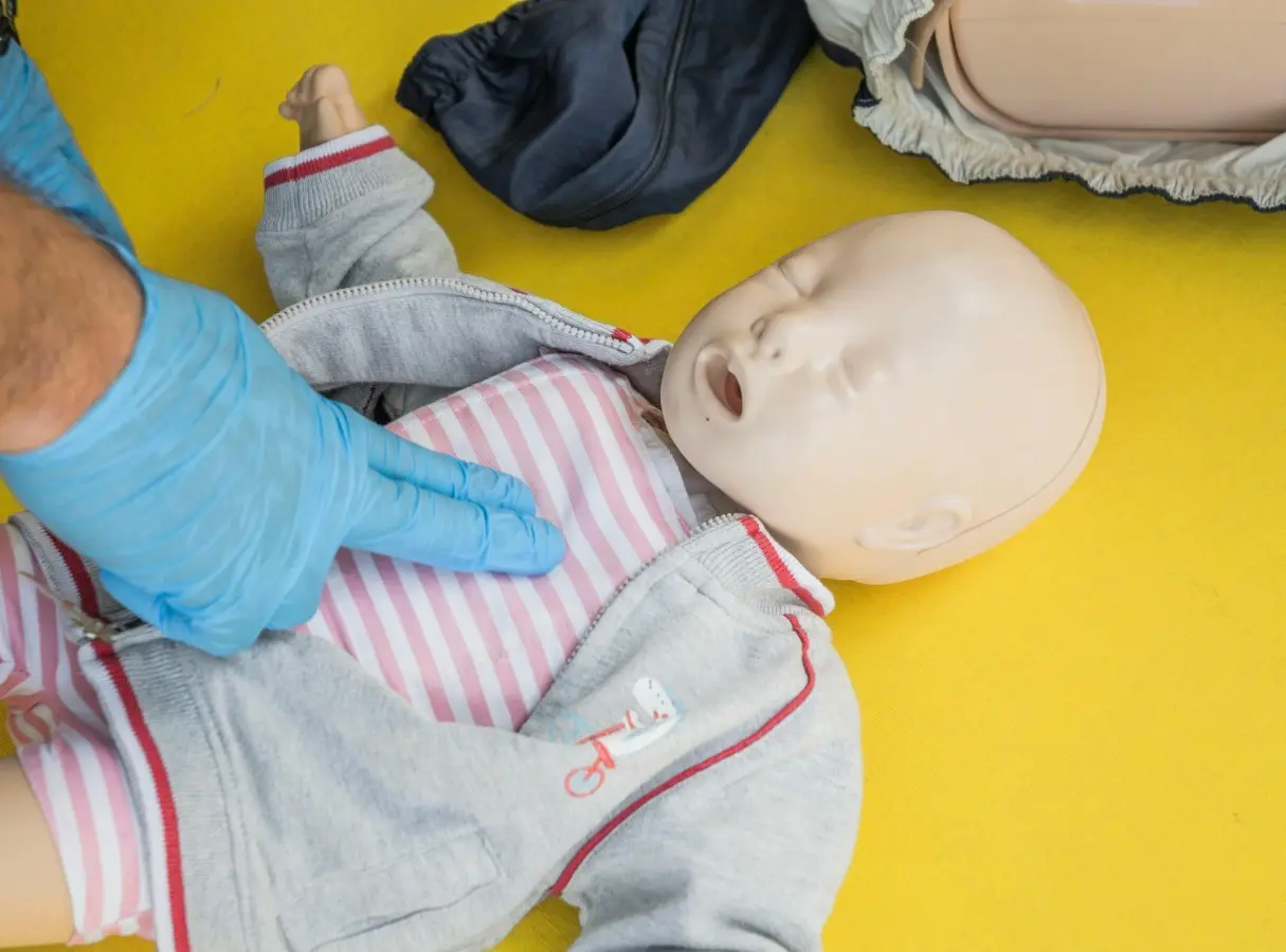 La maniobra de Heimlich es una técnica de primeros auxilios diseñada para salvar vidas en casos de asfixia. Foto: Canva.