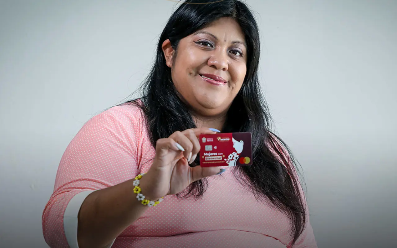 Mujer sostiene una tarjeta del Bienestar. Foto: X/ @BienestarEdoMx (Canva)