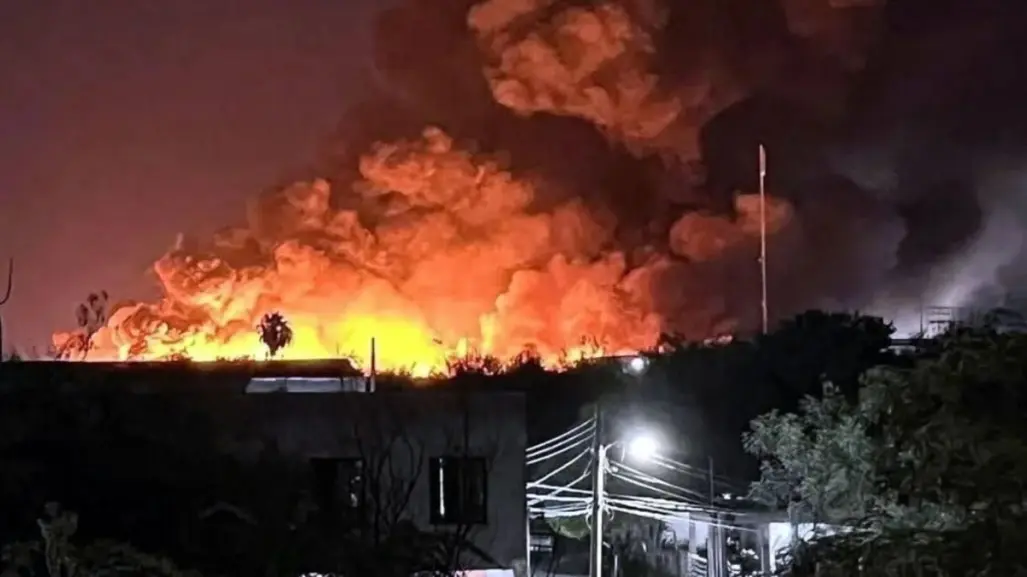 Evacúan familias por fuerte incendio en recicladora de Reynosa