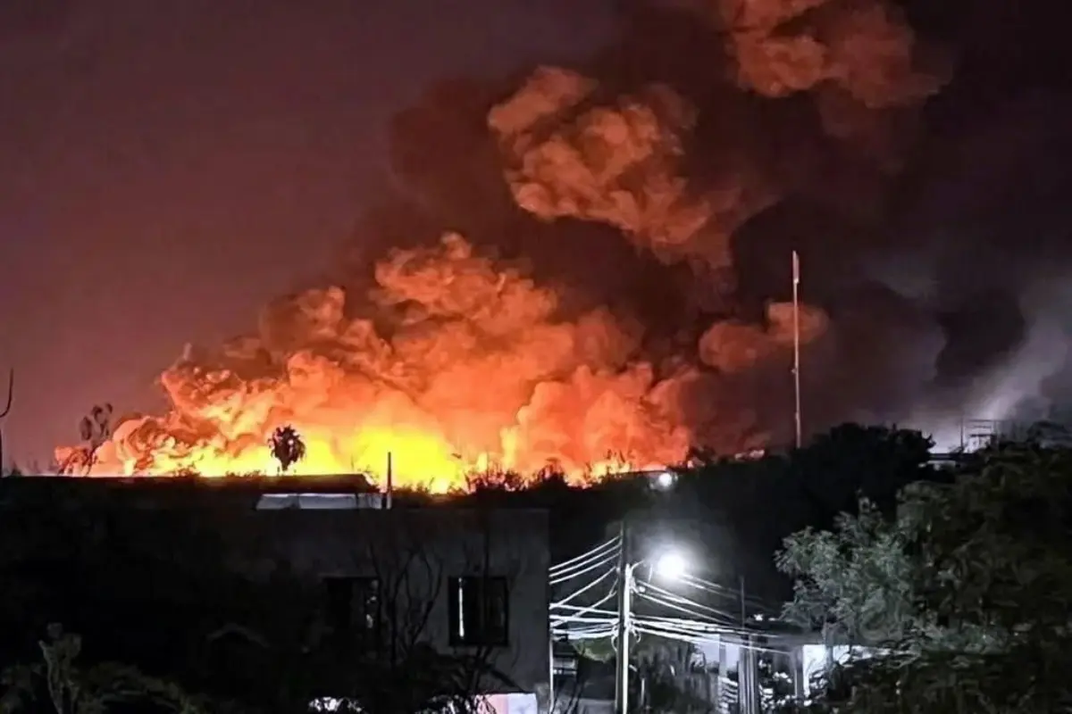 El incendio se extendió por varias horas en la planta recicladora | Foto: FB