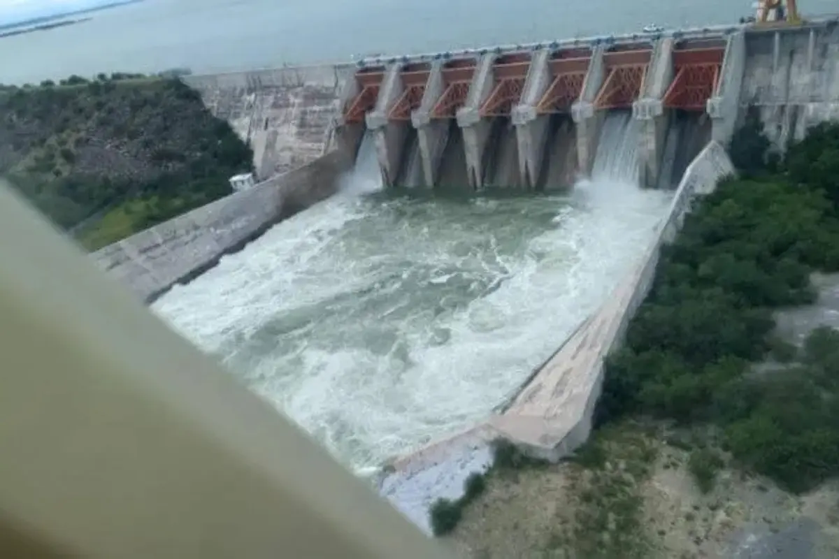 Hoy, sigue cumpliendo funciones esenciales: abastecer comunidades, garantizar el riego agrícola y regular el río Bravo, lo que la convierte en una infraestructura estratégica e indispensable. Foto: CONAGUA