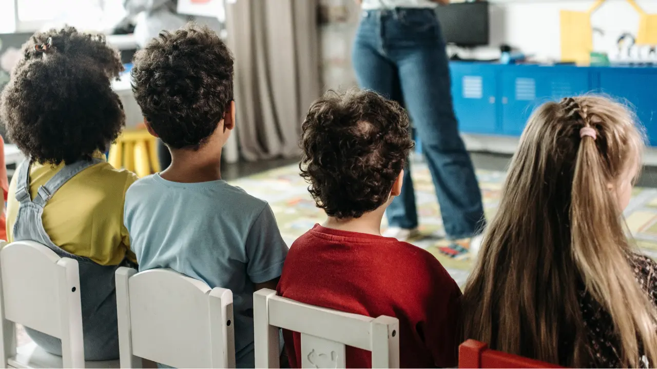 Niños en clase. Foto: Canva