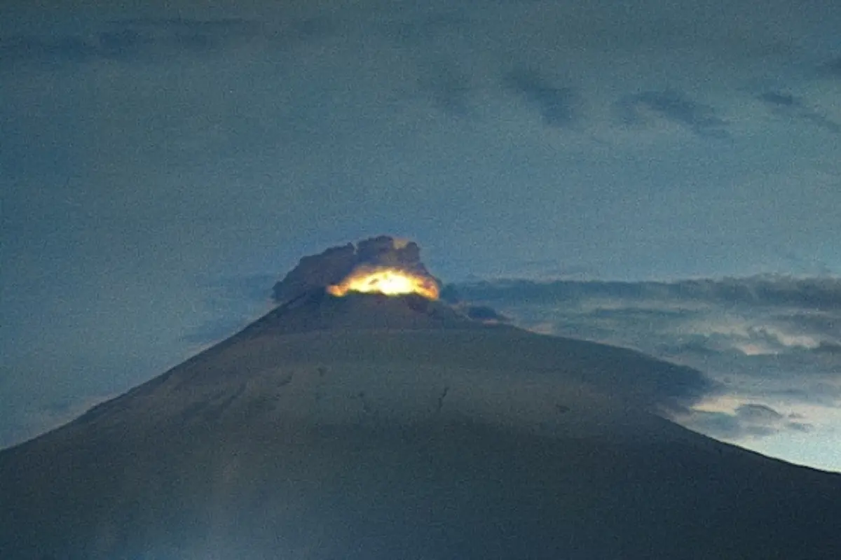 Exhalación del volcán Popocatépetl Foto: X(Twitter) @webcamsdemexico
