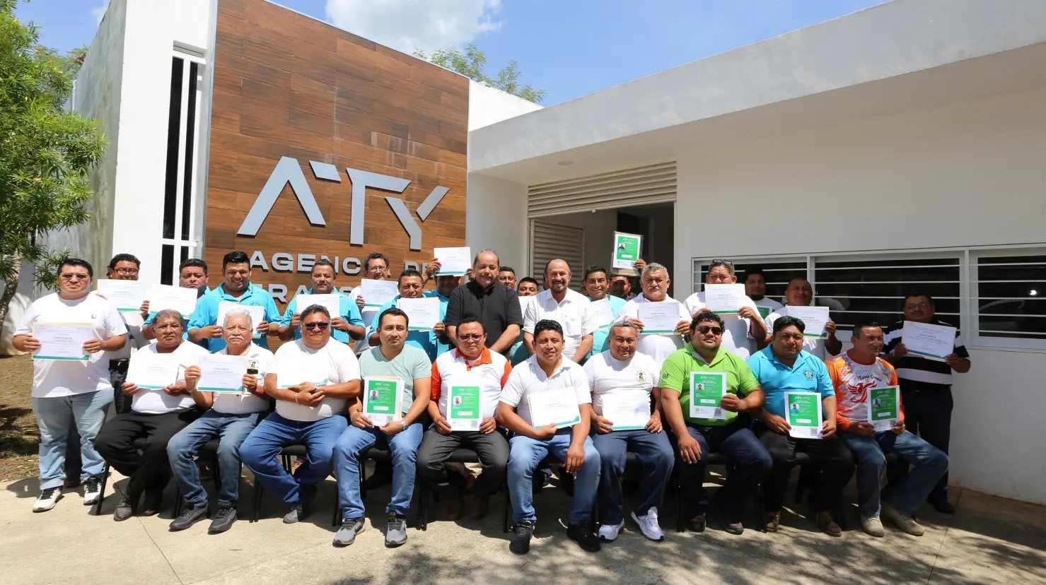 ¿Quién encabezó la entrega de tarjetones y constancias?. Foto: Cortesía