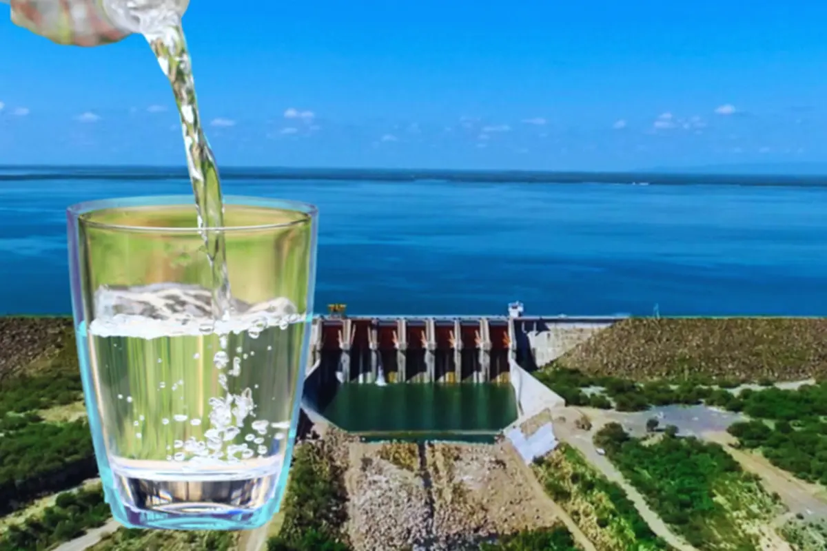 Un vaso de agua con la presa El Cuchillo de fondo Foto: Canva