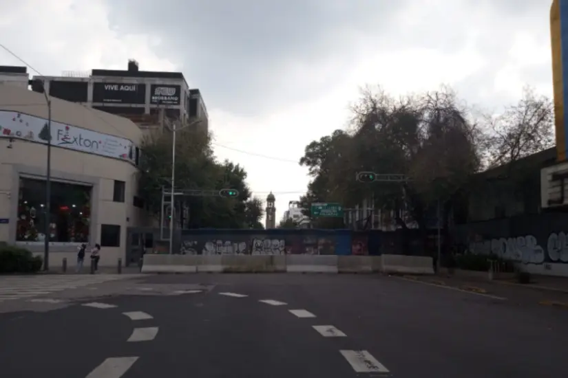 Valla en la calle Bucareli. Foto: X @OVIALCDMX