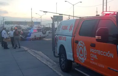 VIDEO | Así fue el choque y posterior volcadura de taxi en Santa Catarina