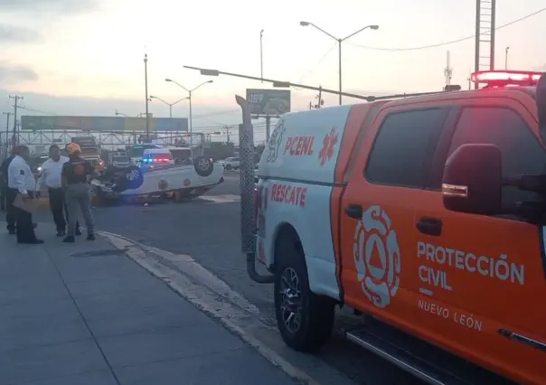 VIDEO | Así fue el choque y posterior volcadura de taxi en Santa Catarina