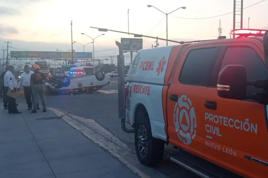 VIDEO | Así fue el choque y posterior volcadura de taxi en Santa Catarina