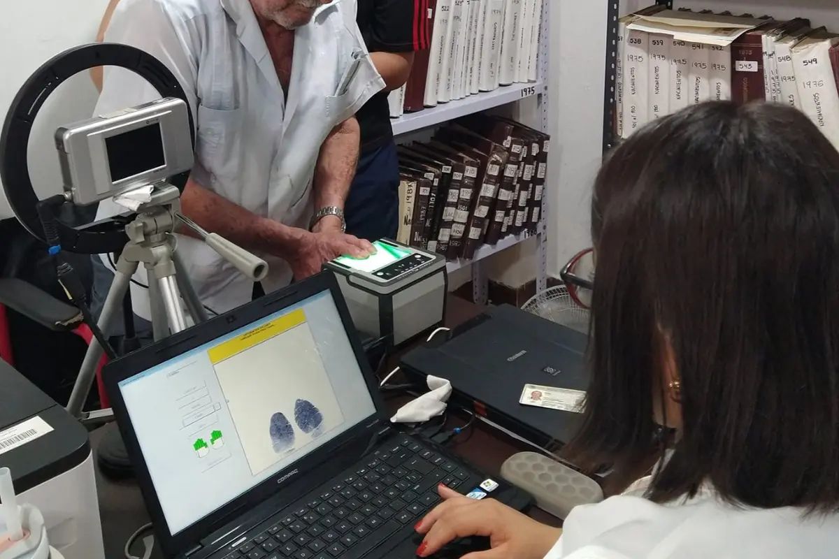 Persona registrando sus huellas dactilares. Foto: Facebook (Registro Civil Misantla)