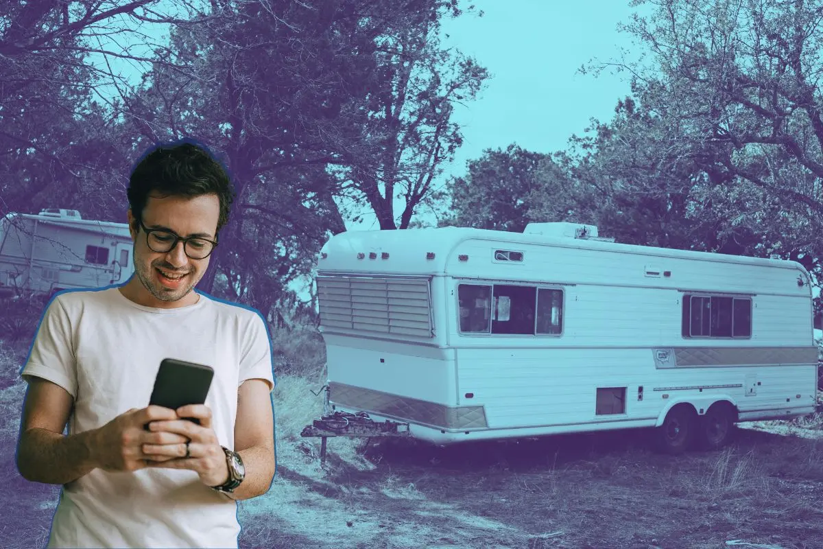 Hombre con un celular y de fondo un remolque Foto: Canva