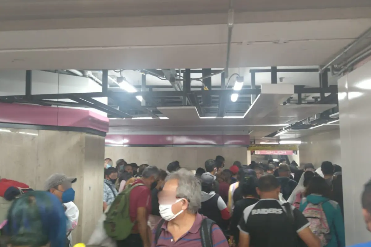 Estación de la Línea 1 del Metro de CDMX. Foto: @Fercoca | Canva