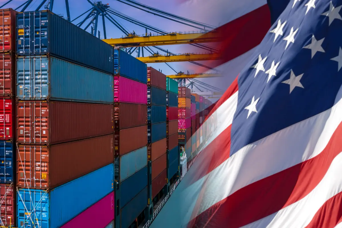 Buque de carga y bandera de Estados Unidos. Foto: Canva